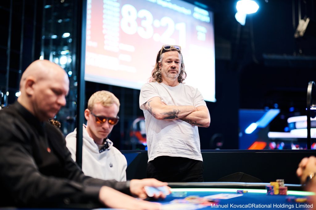 Una mesa de poker con cartas y fichas, representando una mano crucial en un torneo.