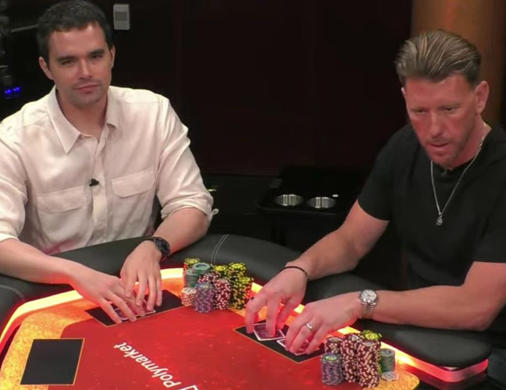 Mesa de poker con fichas y cartas durante una partida de high stakes en vivo.