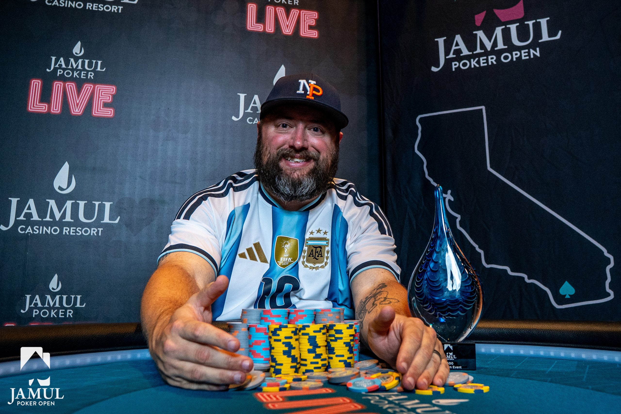 Matthew Gawel sosteniendo el trofeo del Jamul Poker Open 2026