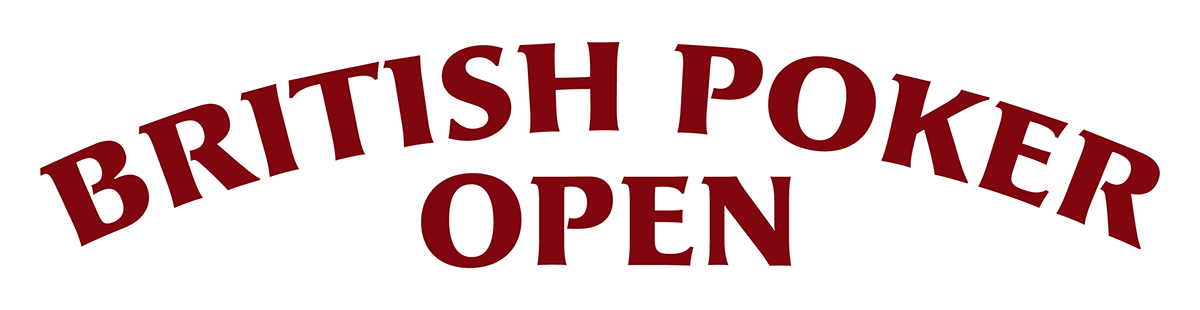 Jugadores de poker online concentrados en una partida virtual.