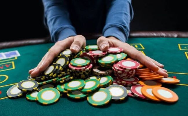 Jugadores de poker en el Asian Poker Tour Taipei