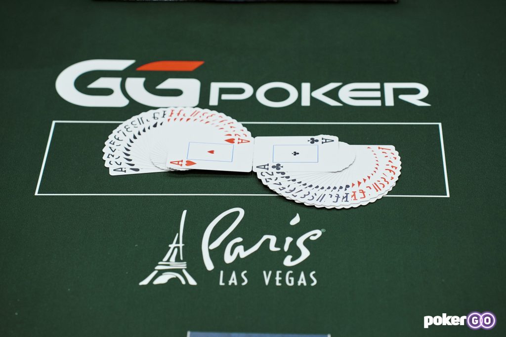 Un dealer de poker en una mesa durante la WSOP.