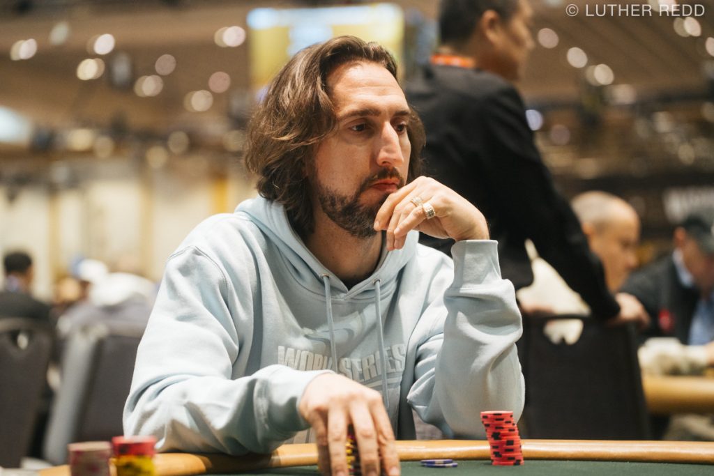 Nick Wright jugando al póker en PokerGO.