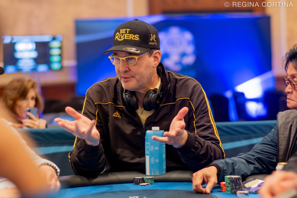 Phil Hellmuth jugando una partida de póker.